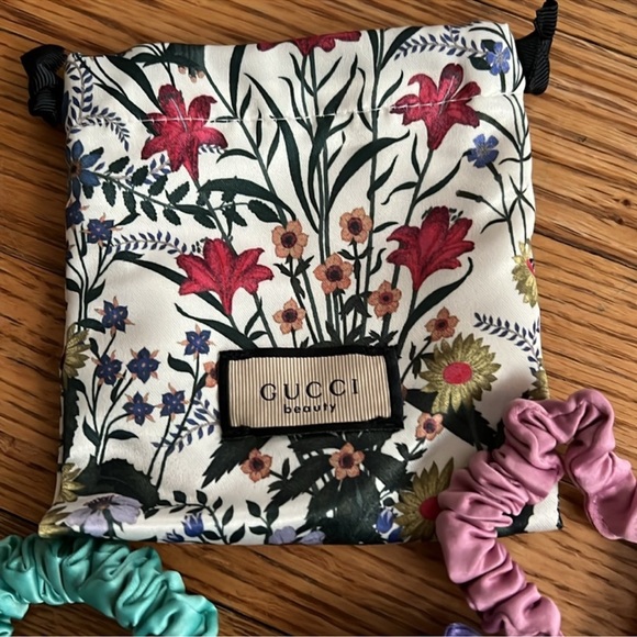 SALE ? NIP Gucci Beauty Set Floral Pouch with Scrunchies